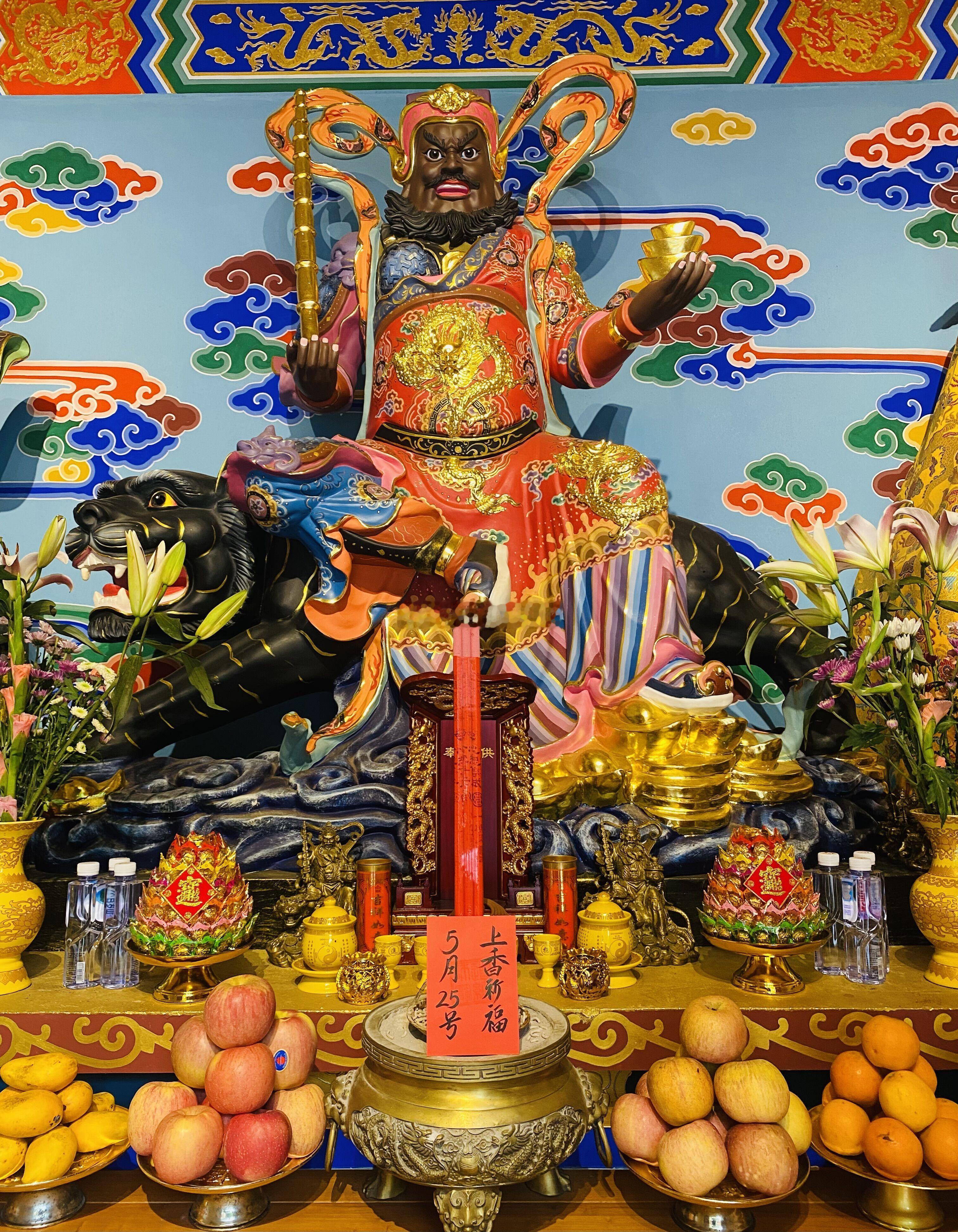 今天是大吉好日子，你最期待的好事会发生在你身上，5月25日师父在财神殿为众粉加持