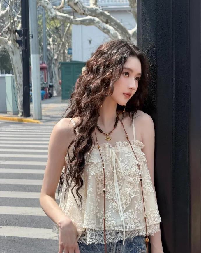 王玉雯氛围感直接拉满✨
精致蕾丝叠层吊带+复古牛仔裤
慵懒羊毛长卷发温柔又灵动