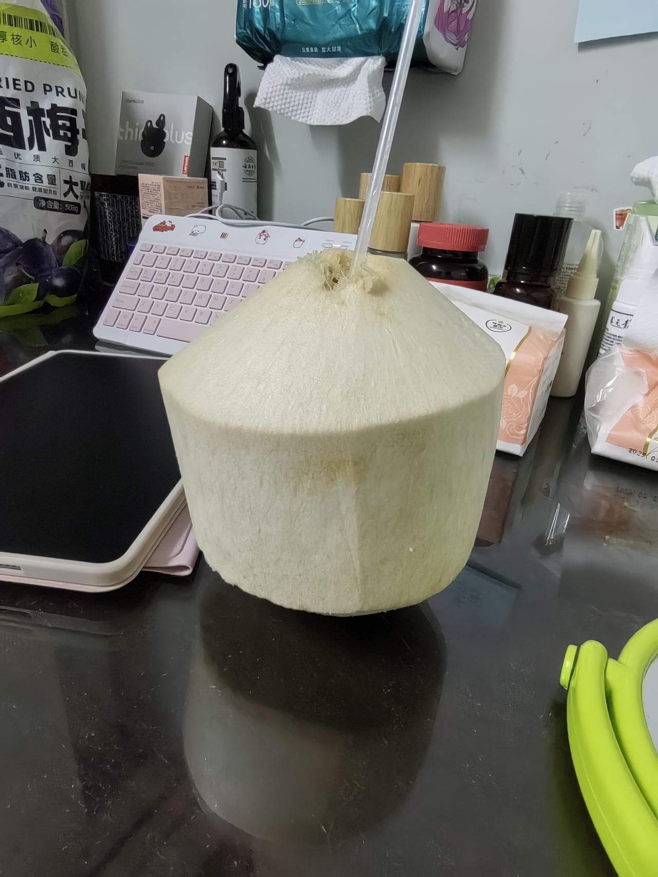 昨天晚上七点妈妈说：“你怎么没出去玩？”
我说：“哪里玩啊！他要上班。”
我男朋