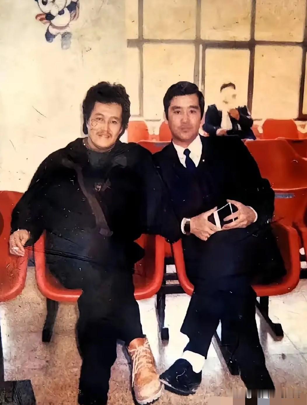 1990年，他们两人在首都机场候机大厅一起拍摄的一张照片。他留着长卷发，首次登上
