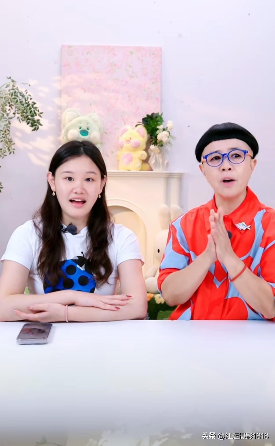 张家齐邀请了金龟子老师到直播间，这么多年过去了，金龟子还是这个头型，感觉她一直都