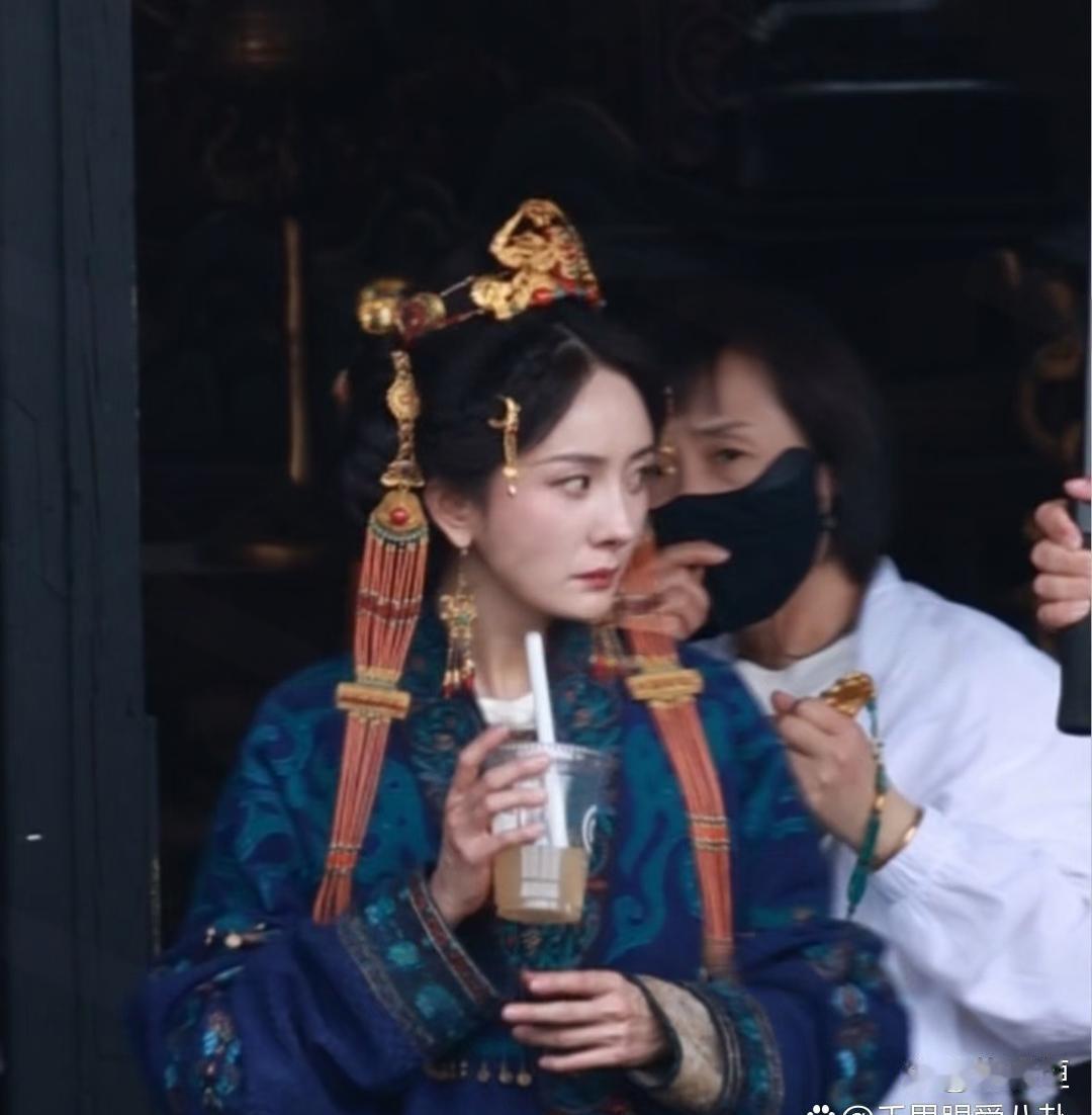 杨幂新剧里瘦得脸颊都‎凹﻿﻿进去了‎‏﻿，虽然瘦‏下来显﻿得挺凌厉霸气的，但年龄