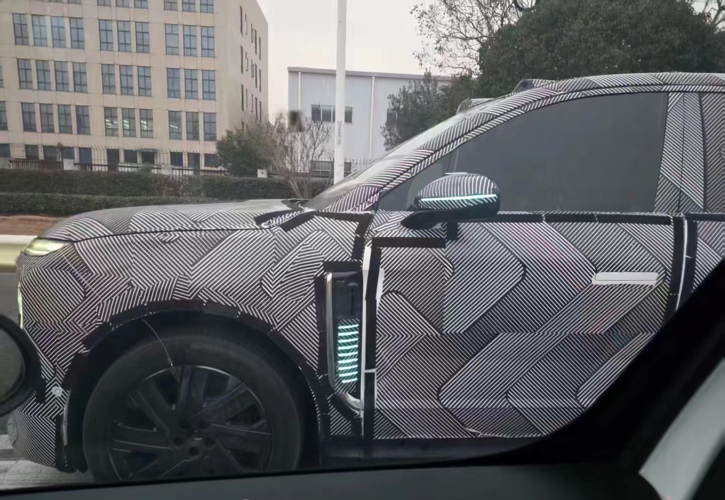 蔚来es9 的大灯有点东西，这么长一条，功能上肯定比 es8 多了不少，上面的日