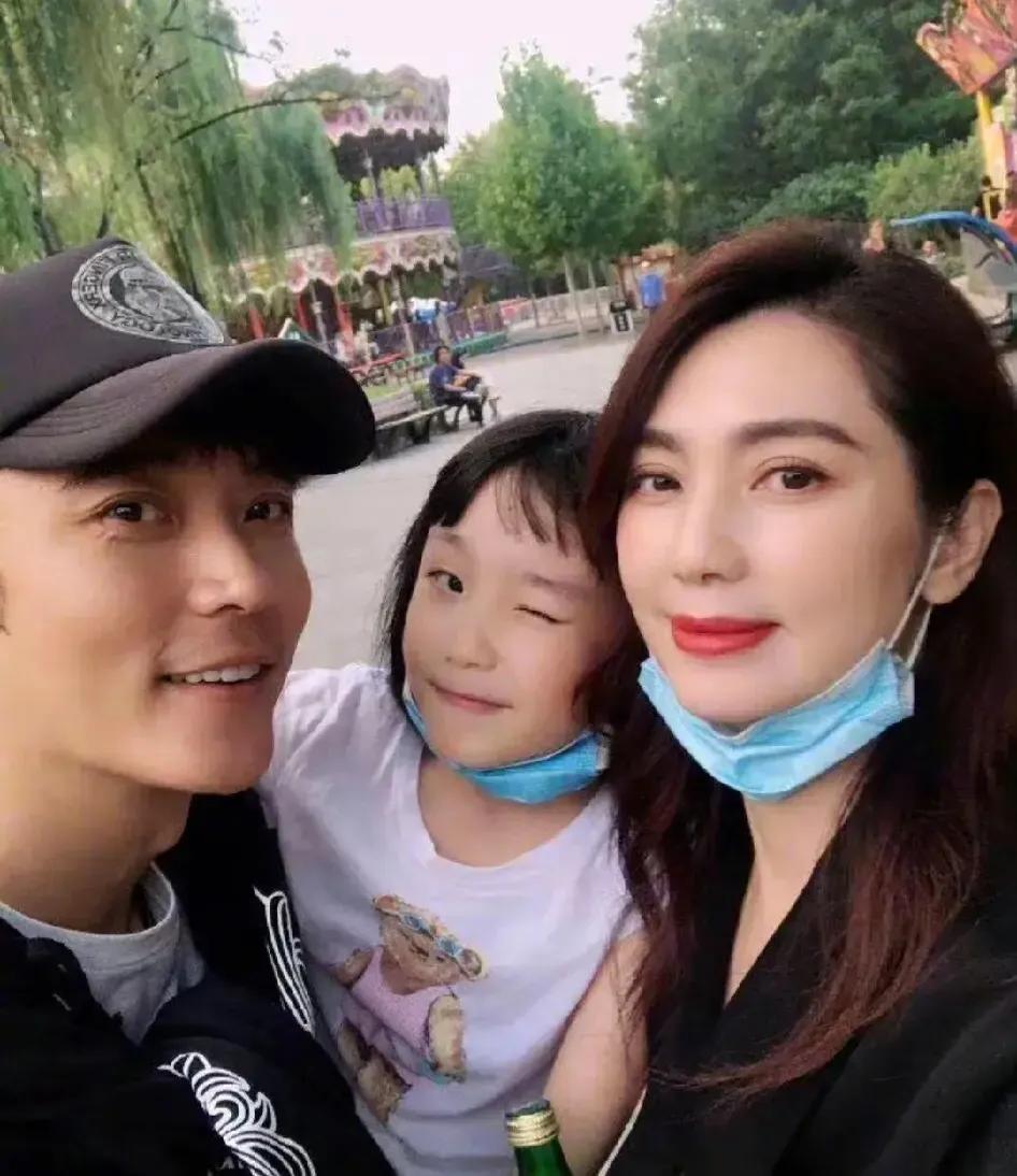 洪欣今年51岁了！进入天命之年的她，怎么可能像小媳妇一样耍性子、闹脾气，今天离、