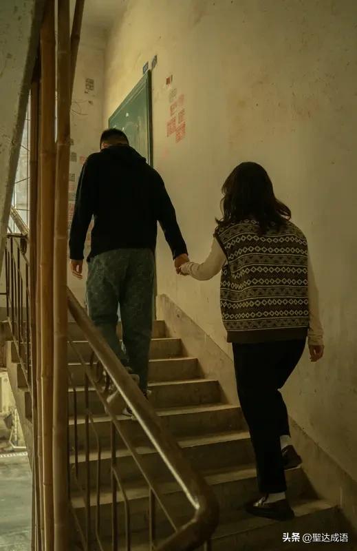特殊夫妻的真情演唱为何让人泪目?
     没有华丽唱功，却藏着历经磨难的日常。