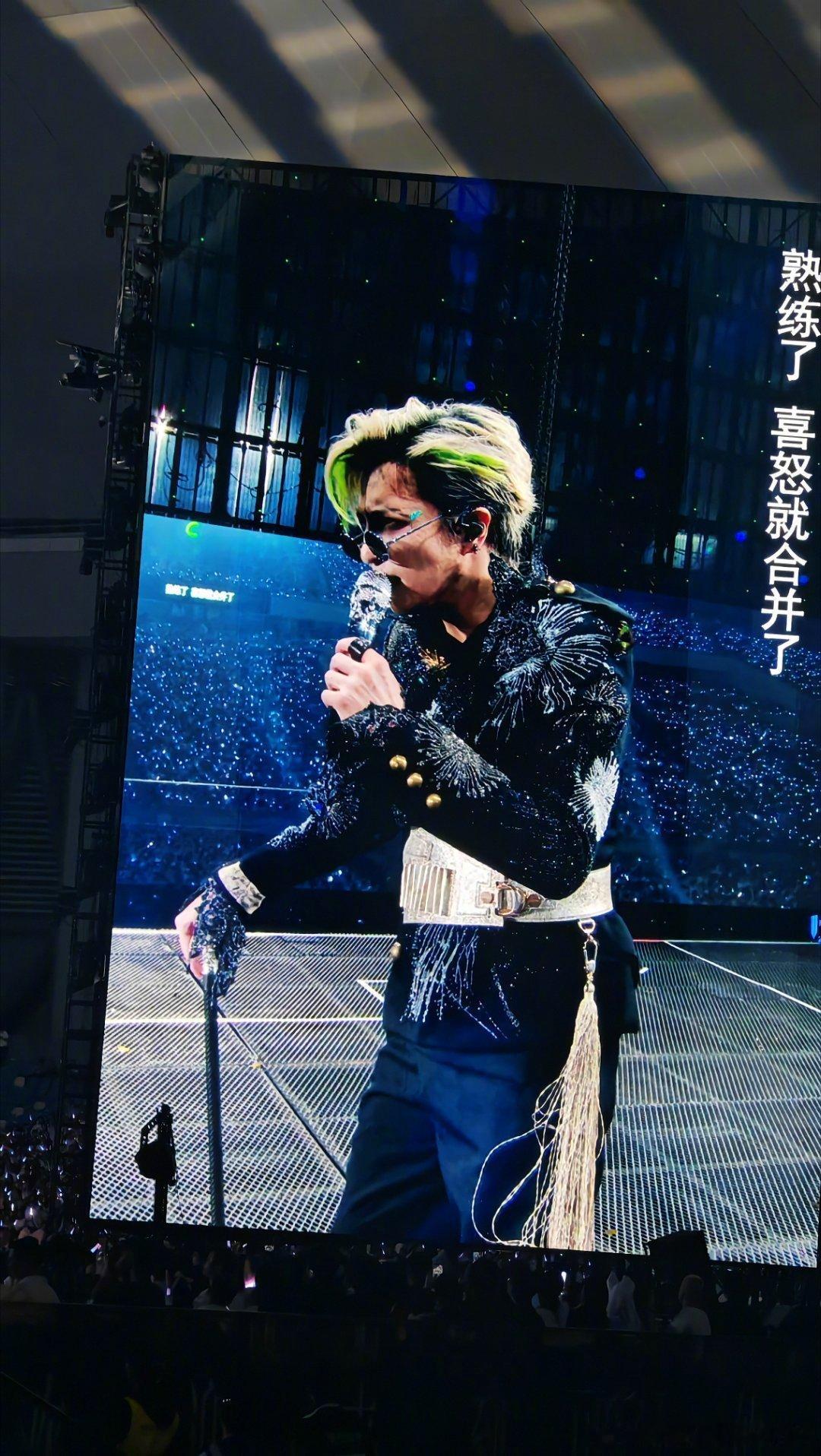 薛之谦新衣服 薛之谦这套重工刺绣战袍太帅了！黑底银闪烟花刺绣搭配宽银腰带，挑染绿