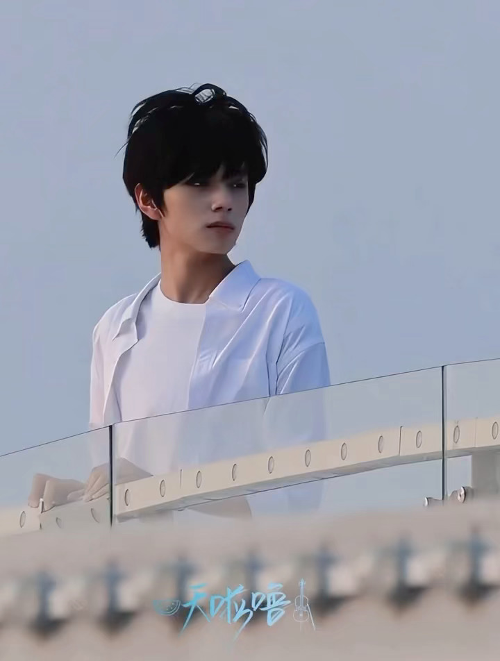 王橹杰 白月光学长 王橹杰清爽干净的少年气息，海风拂动发丝，挽起衣袖露出手腕，温