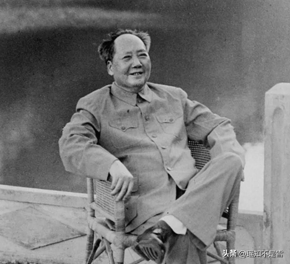 “拉出去枪毙！”毛主席一声大喝，周恩来和聂荣臻惊得连忙从沙发上站起来，而沙发边上