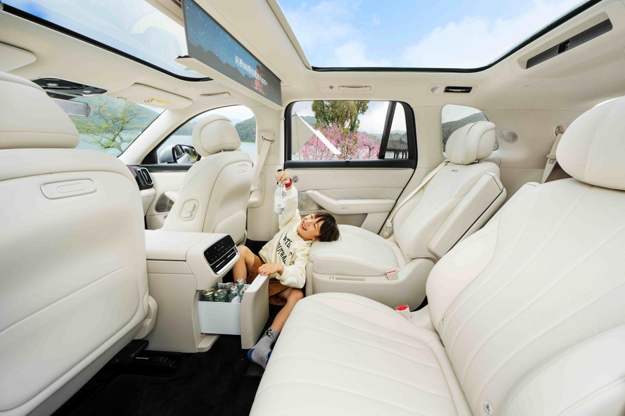 这次春游选了郊野公园，全家老小五口人，问界M8的舒适共享体验真的太圈粉了！开到湖