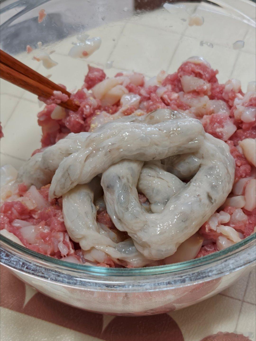 今天在家包饺子，韭菜、扇贝丁、肉、虾滑馅的[不愧是你] ​​​