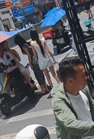 这个电动车可真好啊！
竟然一次能拉三个女孩？
为什么这种载人拉客的“摩的”司机在