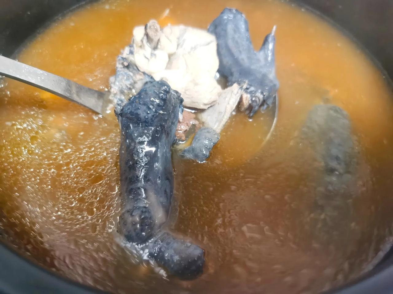 #秋日美食大赏# 产后虚弱，煲个阿胶乌鸡汤喝。不是很喜欢喝，但偶尔还是要喝些，不