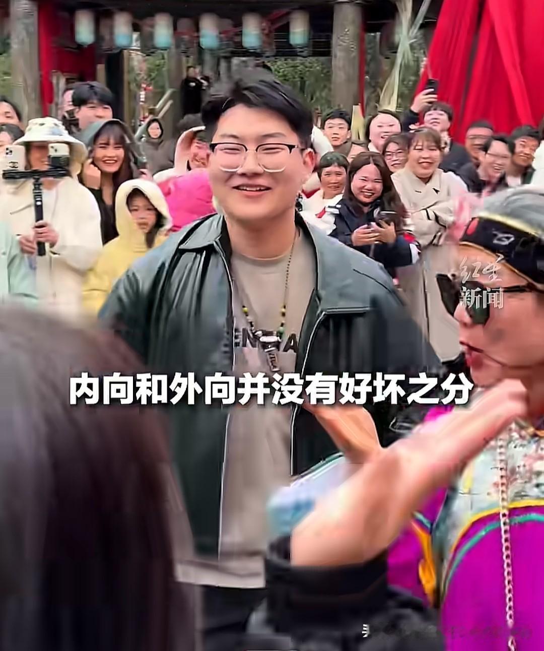 据生命时报报道，内向和外向并没有好坏之分。外向的人靠社交获得能量，越社交越有劲；