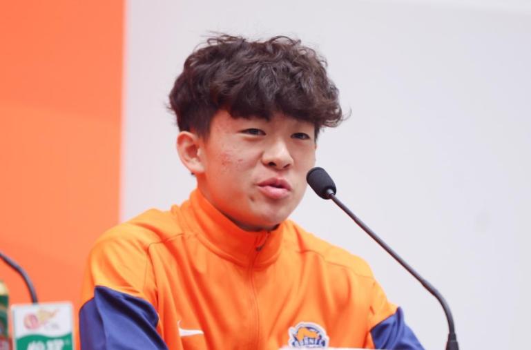 昨天看了10分钟的邝兆镭比赛，没想到赛后还能上热搜，看来在网上小邝还是有流量的