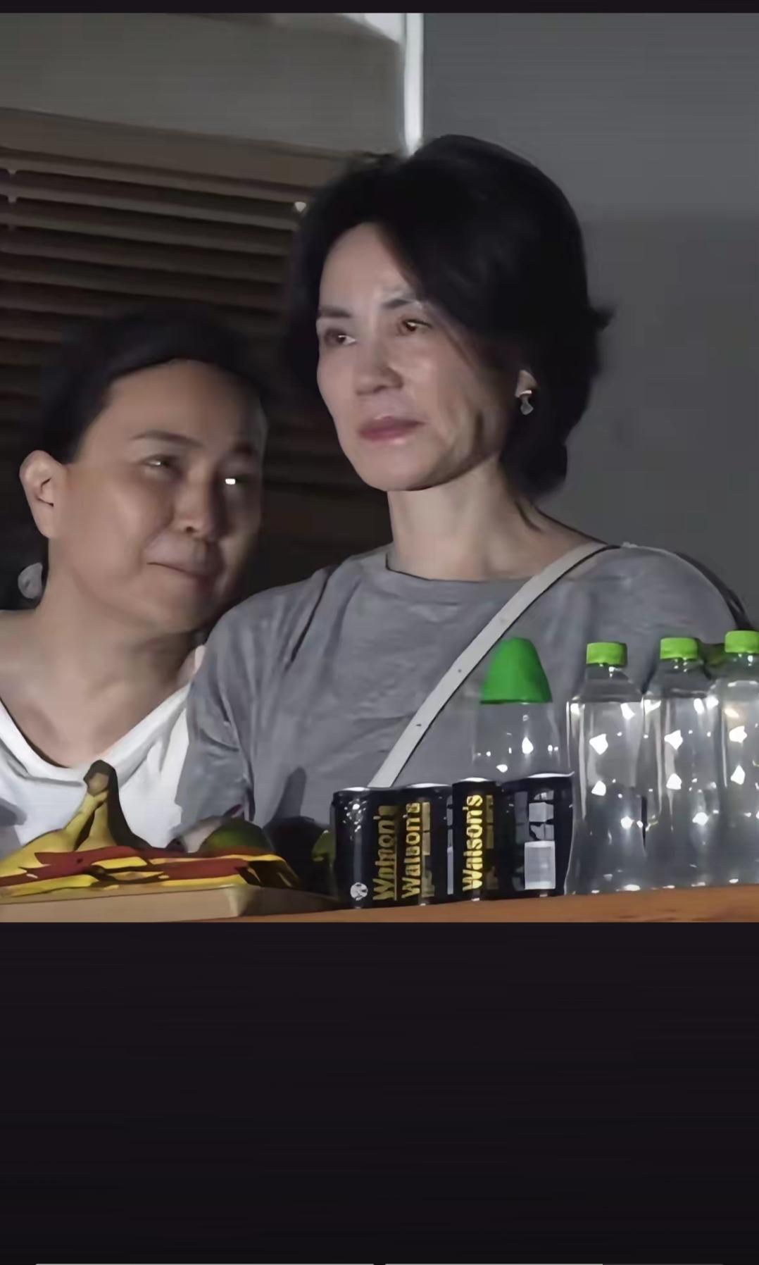 这样看，王菲也是有些沧桑了。
