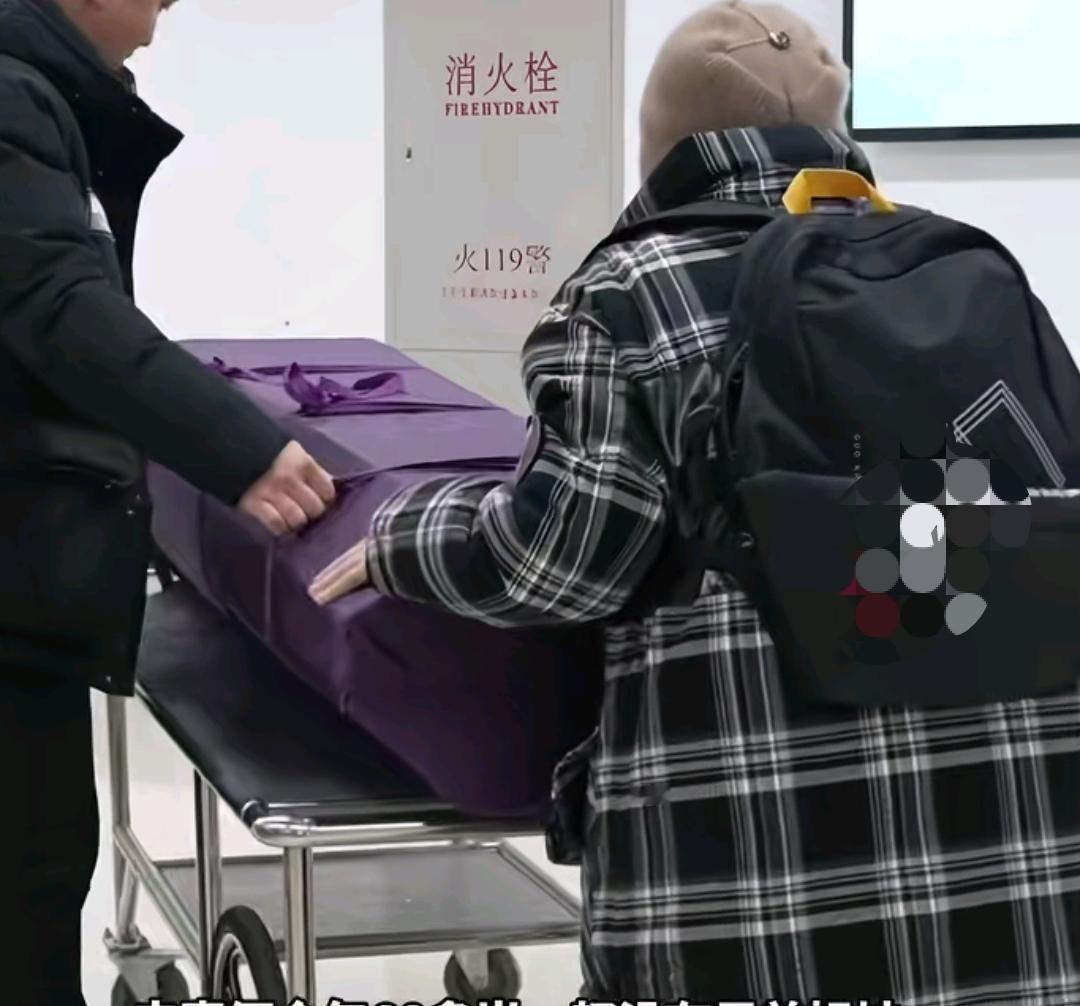 儿子没了，丈夫也没了，剩下她一个人，该有多难熬啊！
这个阿姨跟丈夫是青梅竹马，五