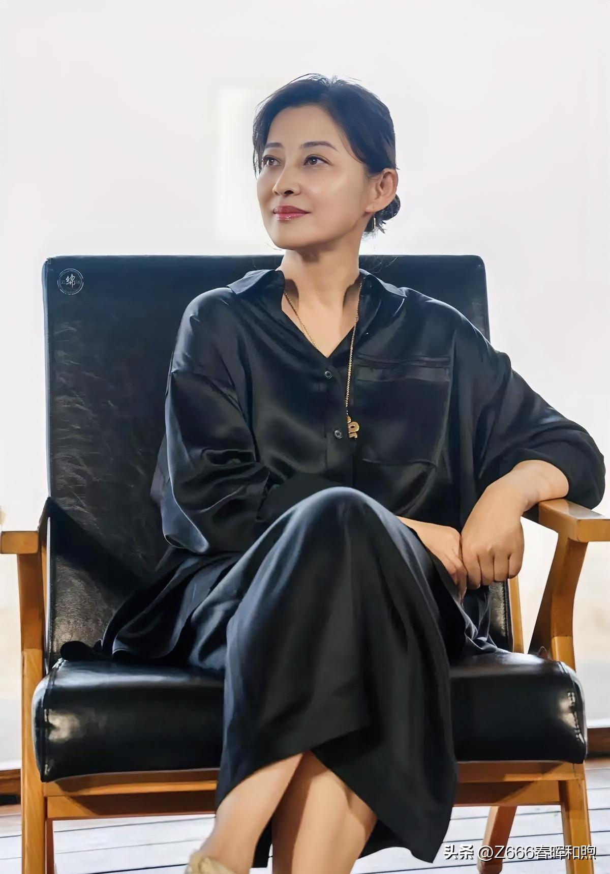 美不美你说了算💞💞光影流转间，一袭黑裙沉淀岁月静好。她安然端坐，眉宇舒展间透