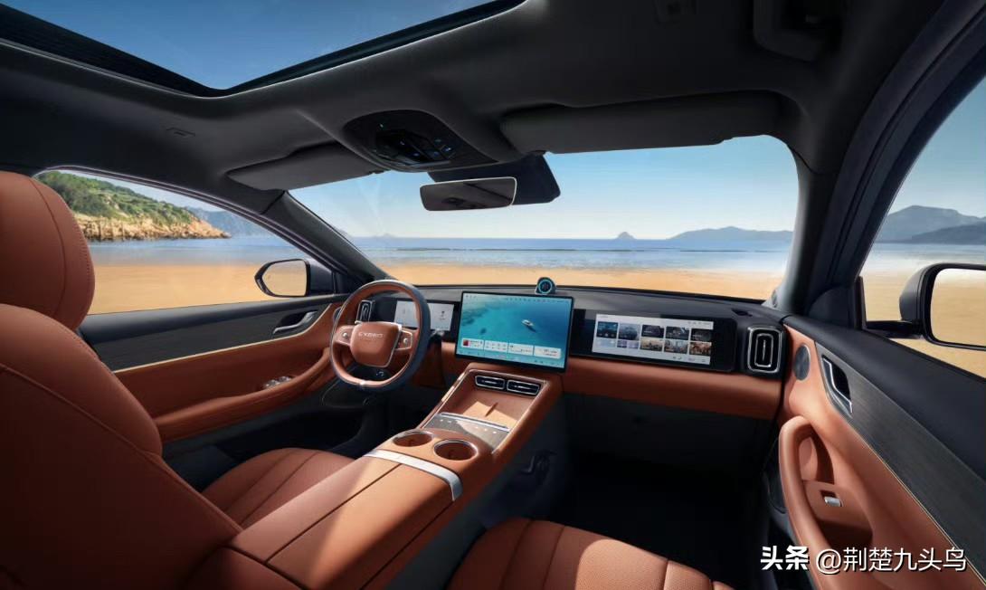 前两天逛完广州车展，我有个这样的感慨，车圈现在的科技平权，真的是在加速推进。
就