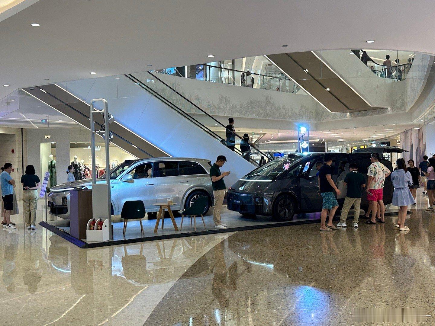 #汽车[超话]# 商场中理想汽车展台，MEGA热度依旧很好，车里车外满满的人～#