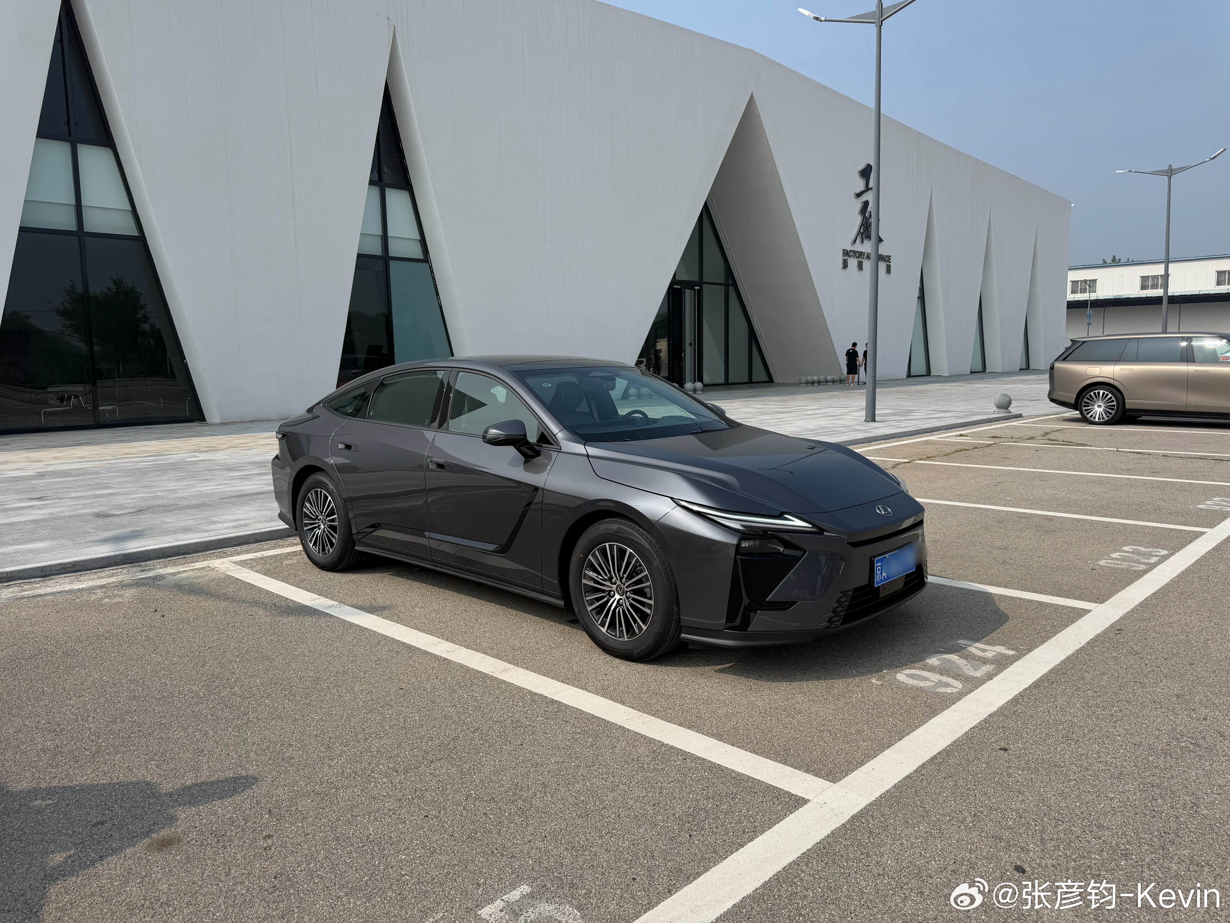 干完活儿从影棚出来，想起前两天问我：“你现在觉得这车外观顺眼了吗？”我的答案很简