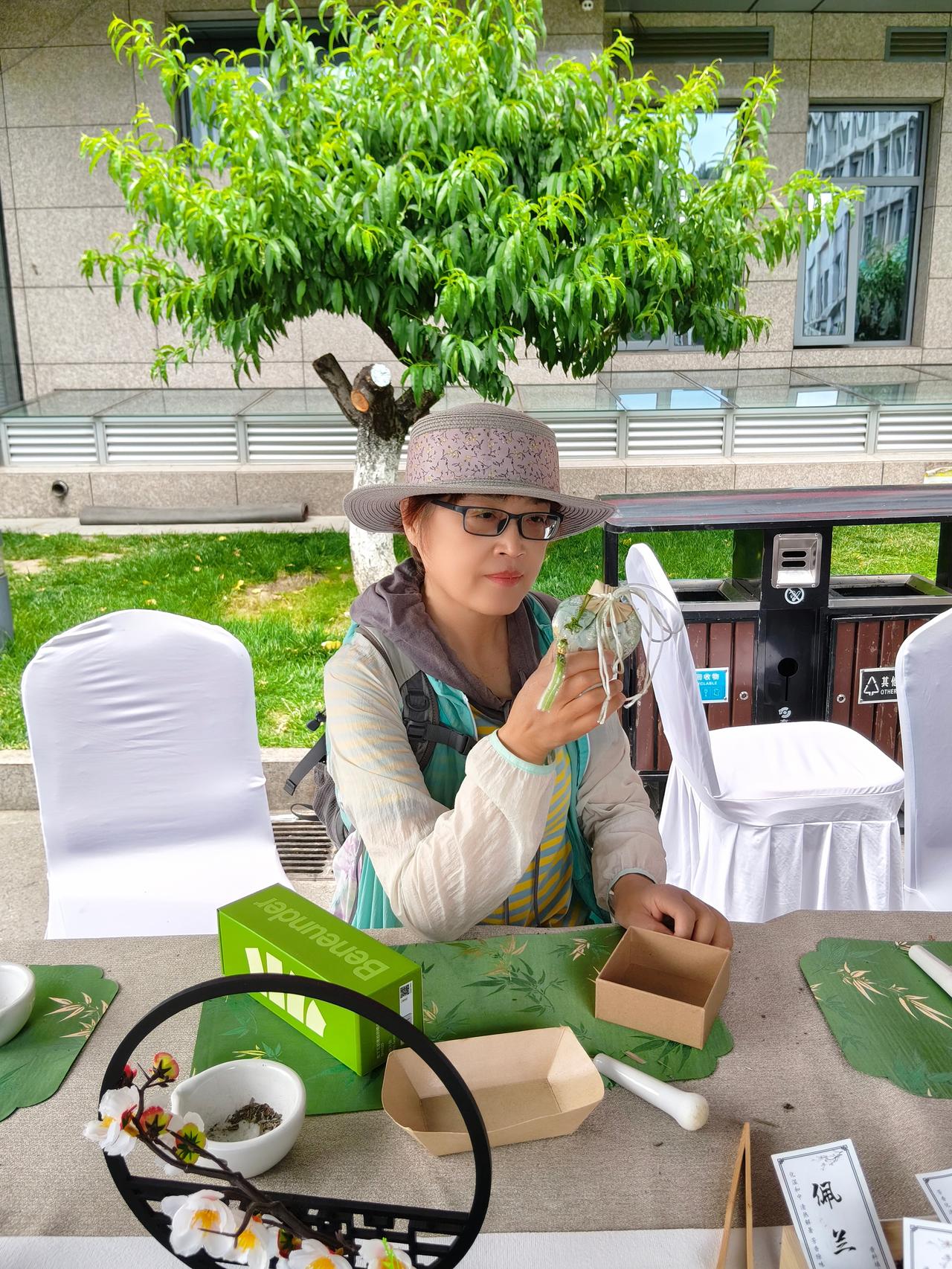 端午节做香囊
今天去哥家，在307院里，工商银行在举办端午主题活动。正好赶上参与