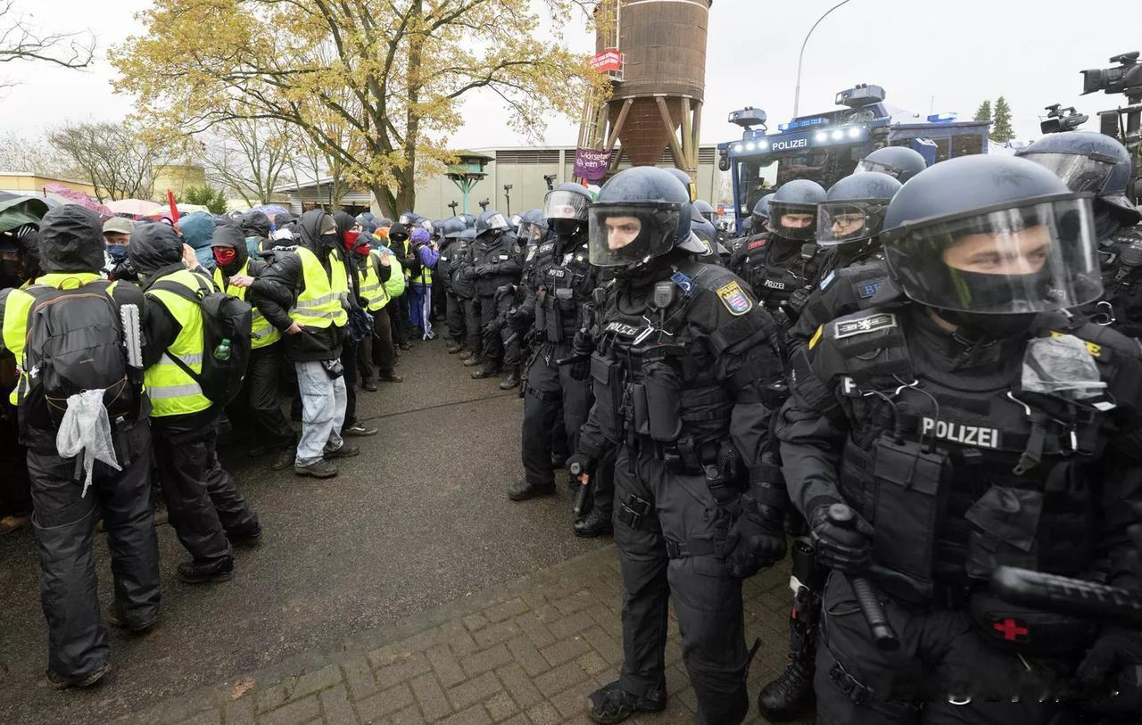 【在德国，10多名警察在反对魏德尔派系的抗议中受伤】
柏林时间2025年11月2