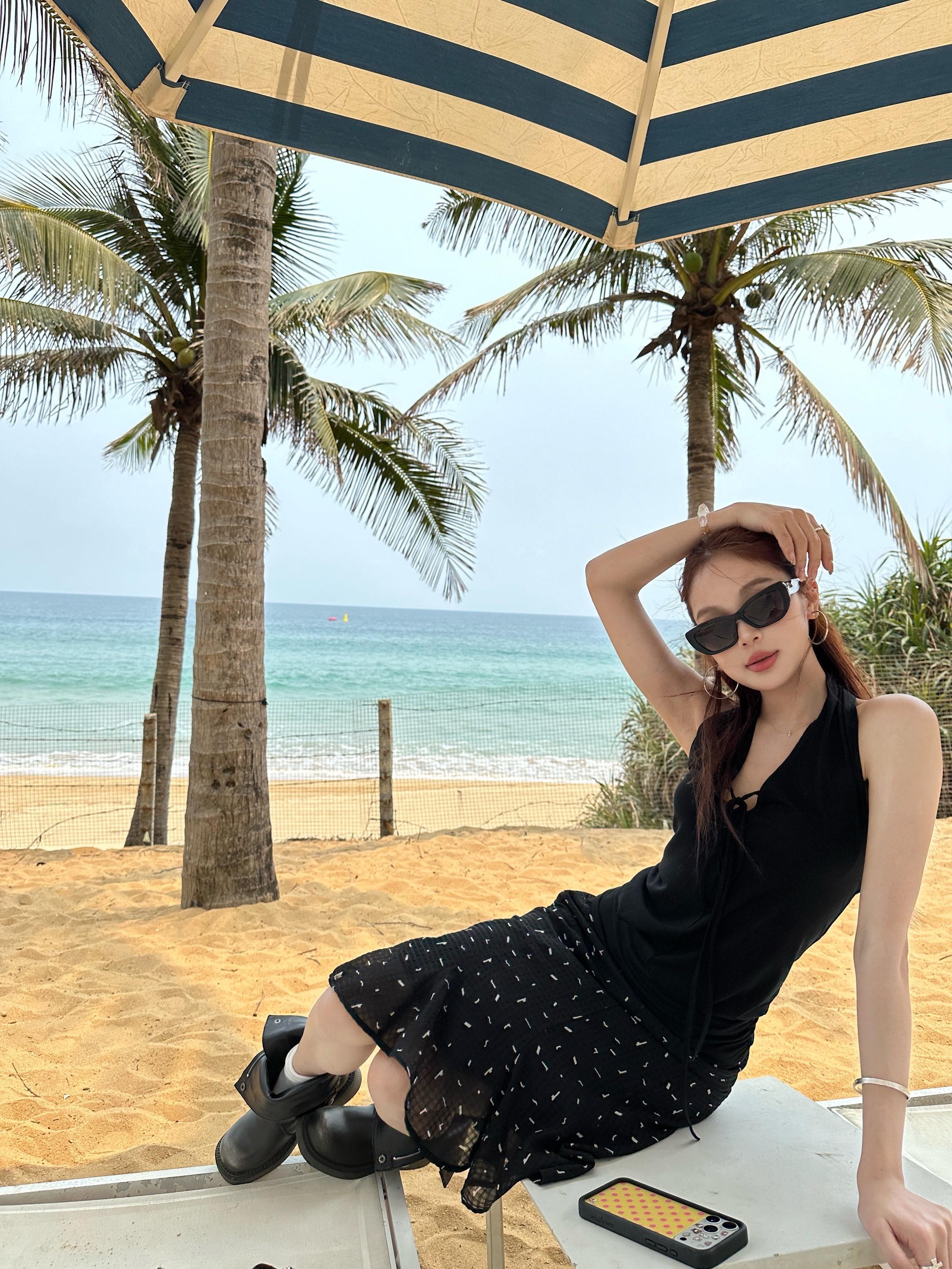 沙滩椰树和大海🏖️。