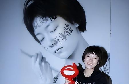 12年前全裸开怼媒体，这姐们把“身体炸弹”扔进娱乐圈！如今退圈带娃，是认怂还是封