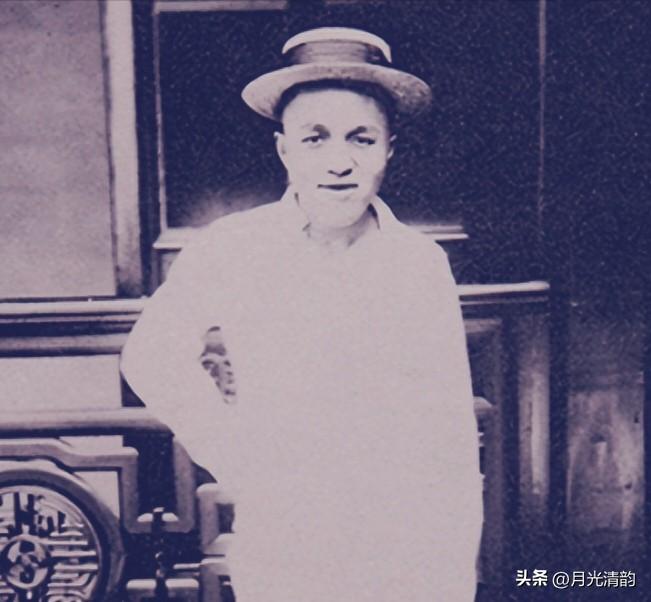 1889 年，庞云鏳去世，家族重担落到两个儿子身上 —— 庞莱臣和庞青城，兄弟俩