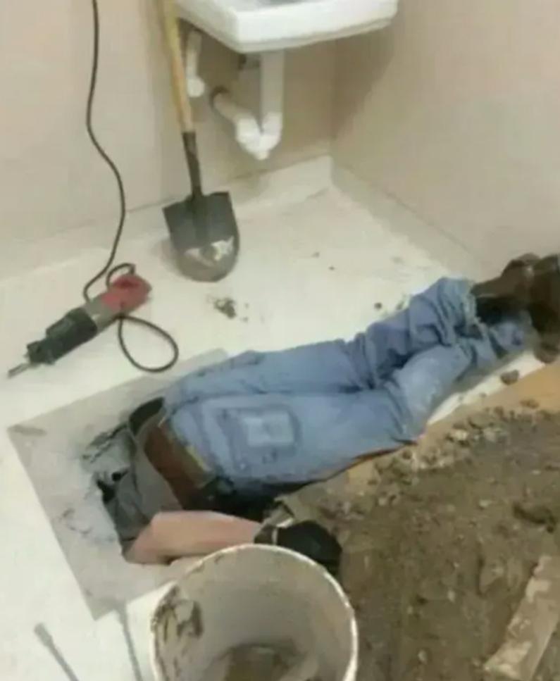 上海一富婆家中马桶被堵了，叫师傅来修要价 400 元，富婆看师傅修马桶很辛苦，却