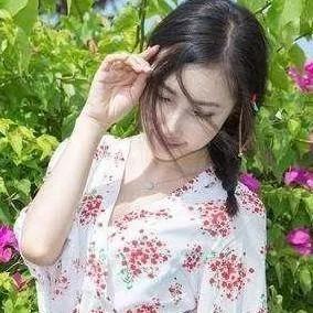 夏日清新花海，优雅女子，轻盈飘逸，花香四溢。