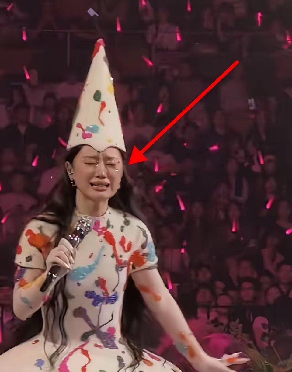 谁懂啊！单依纯真是胆大，这套演唱会造型你能接受吗？说实话，演唱会造型本就会偏夸张