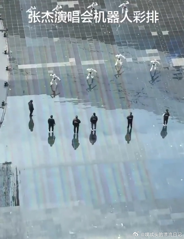 张杰演唱会机器人彩排路透张杰演唱会舞美又升级了，机器人 + 列车，科幻感拉满 张