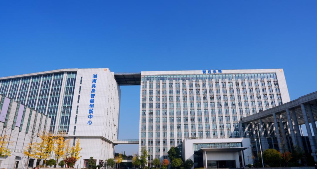 近日，长沙经开区内掌声雷动——湖南具身智能创新中心正式启用，同步举行蓝思光电研发