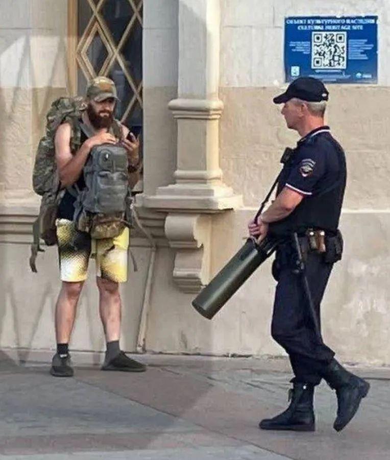 11日，在莫斯科进行的赛艇比赛现场，当选手们在划向终点时，看到的是一架自杀无人机