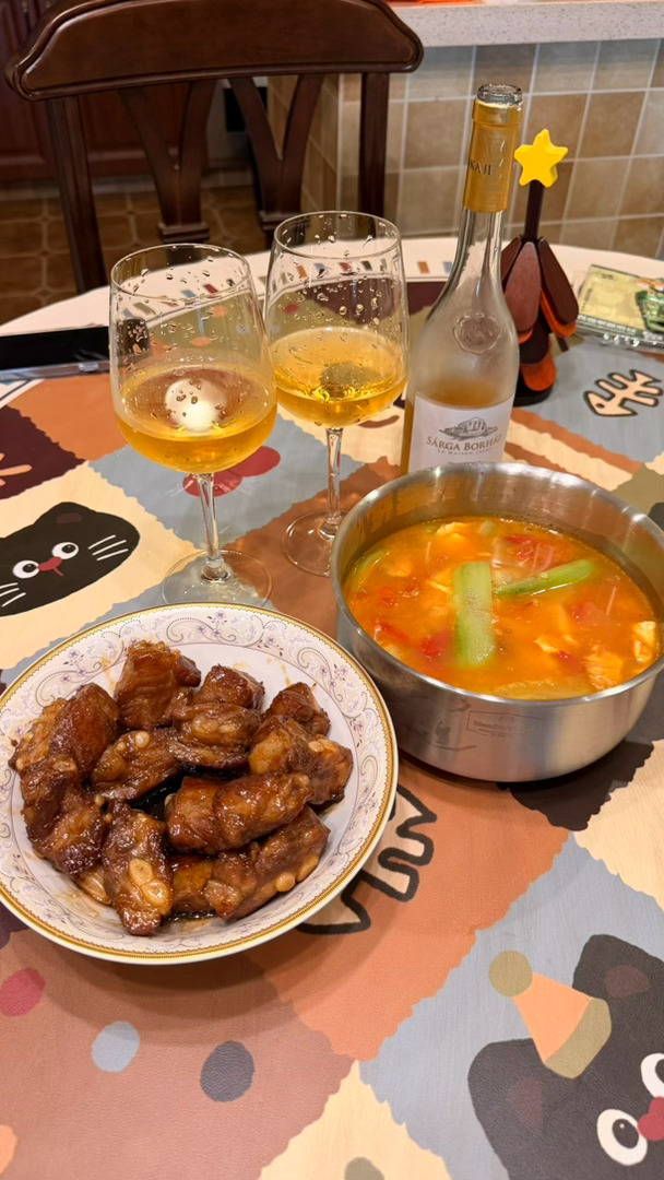 开了瓶甜葡萄酒，好喝～ 