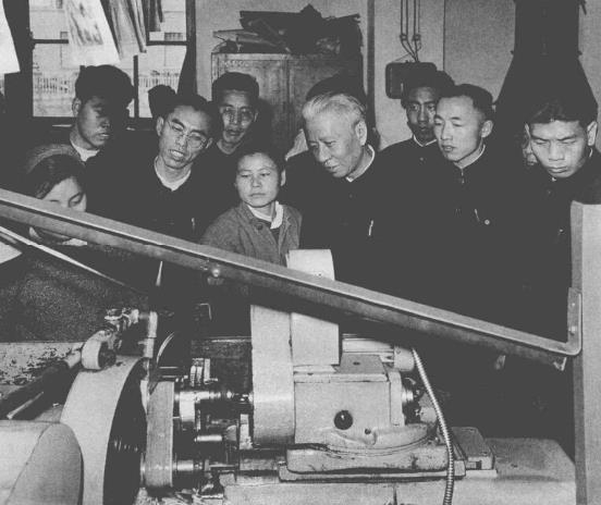 1960年4月21日，刘少奇视察河南洛阳第一拖拉机制造厂