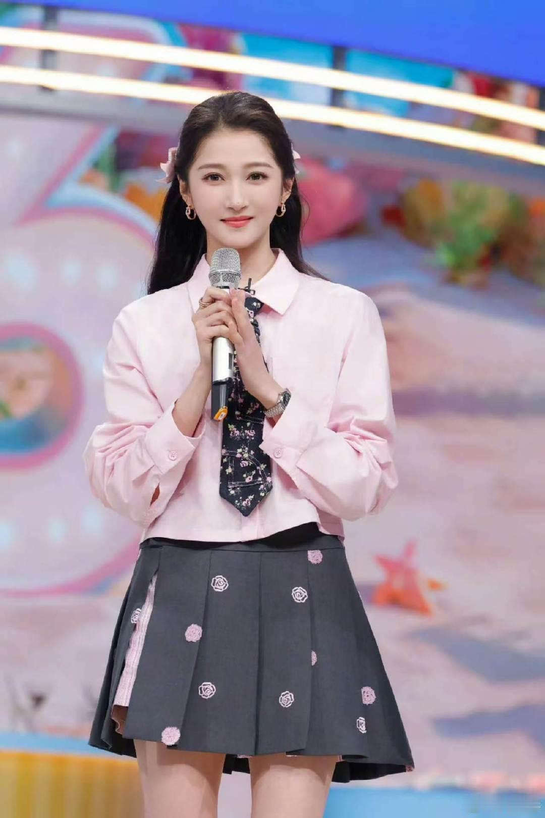李昀锐一把抱住关晓彤 你好星期六隔着屏幕都能感受到满满的心动气息，李昀锐利落的公