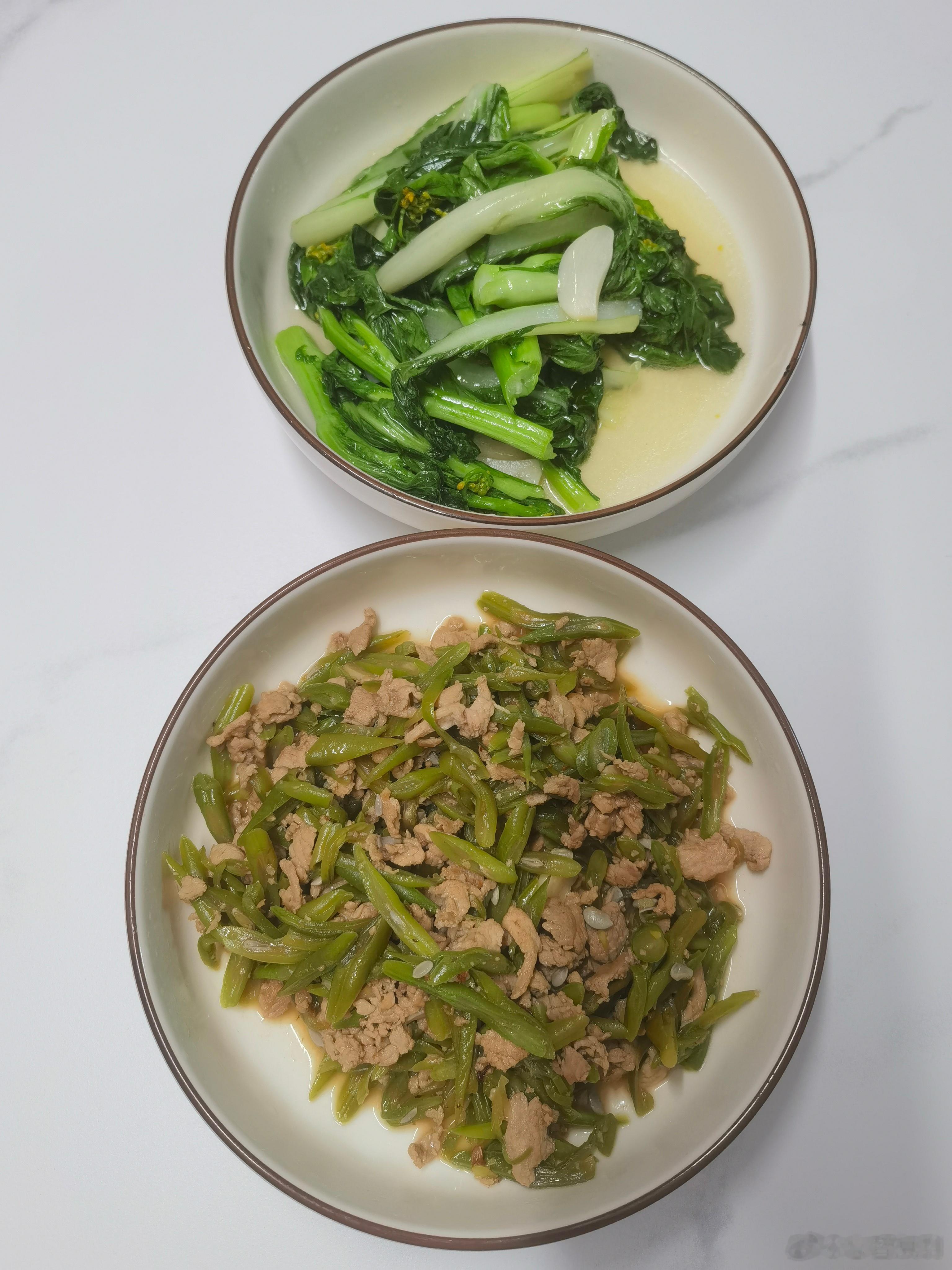 人间烟火气，最抚凡人心。今日份的简单午餐：一盘清炒菜心，绿油油的看着就心情好；再