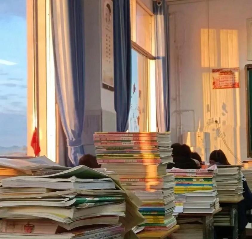 一看就是块学数学的料原来下下周就高考了 真的格外想念闷热难熬的晚自习，老旧风扇不