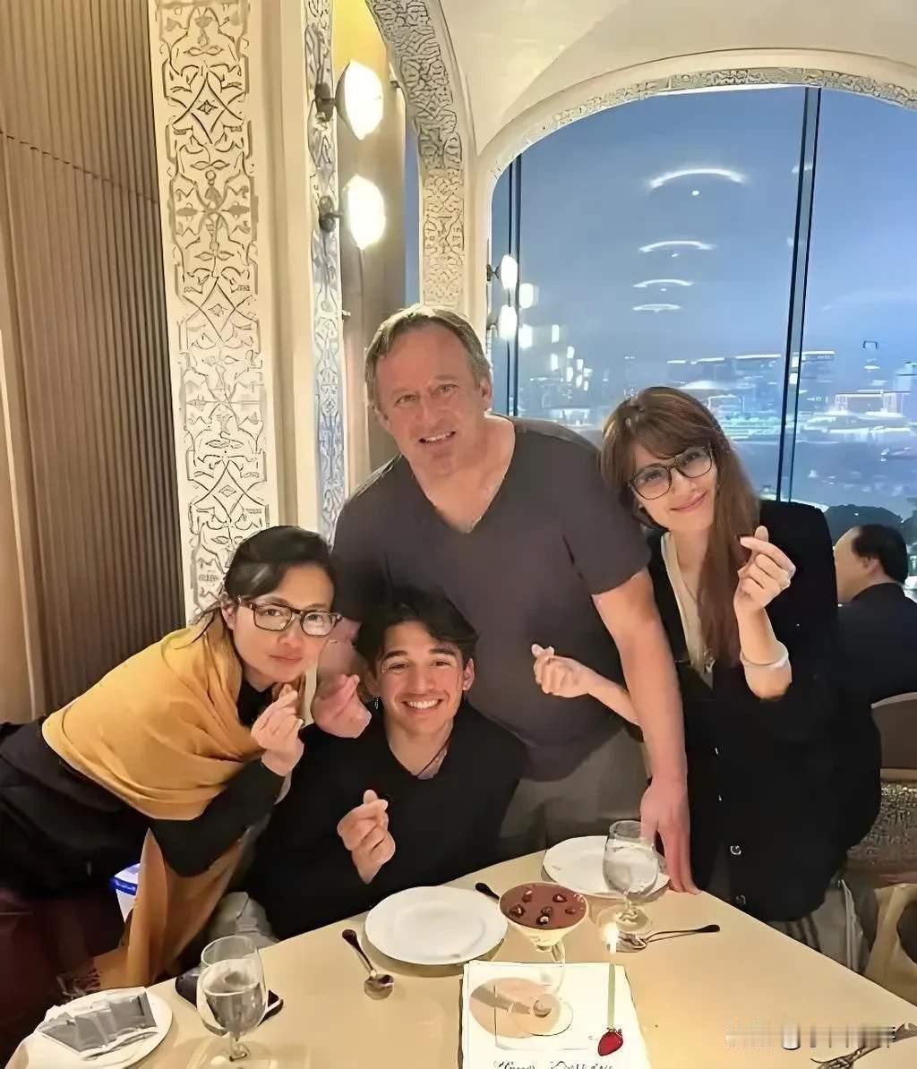 加拿大的水土不养人

近日，李绮虹在社交媒体上发布了自己的近照。
56岁的的显得