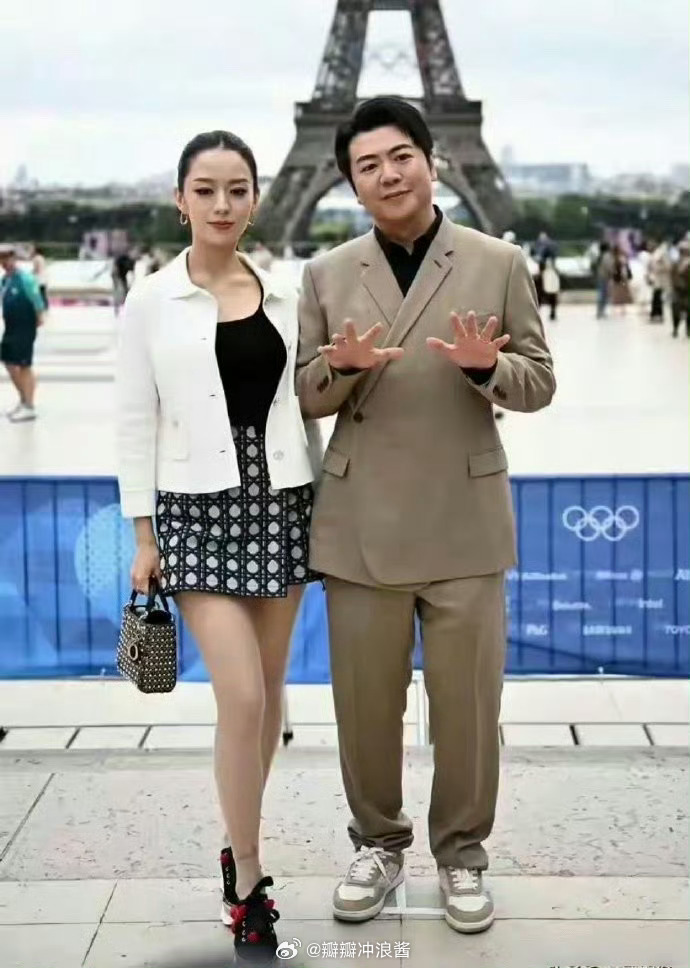 郎朗不愧是钢琴家，连拍照都做这个手势！ ​​​