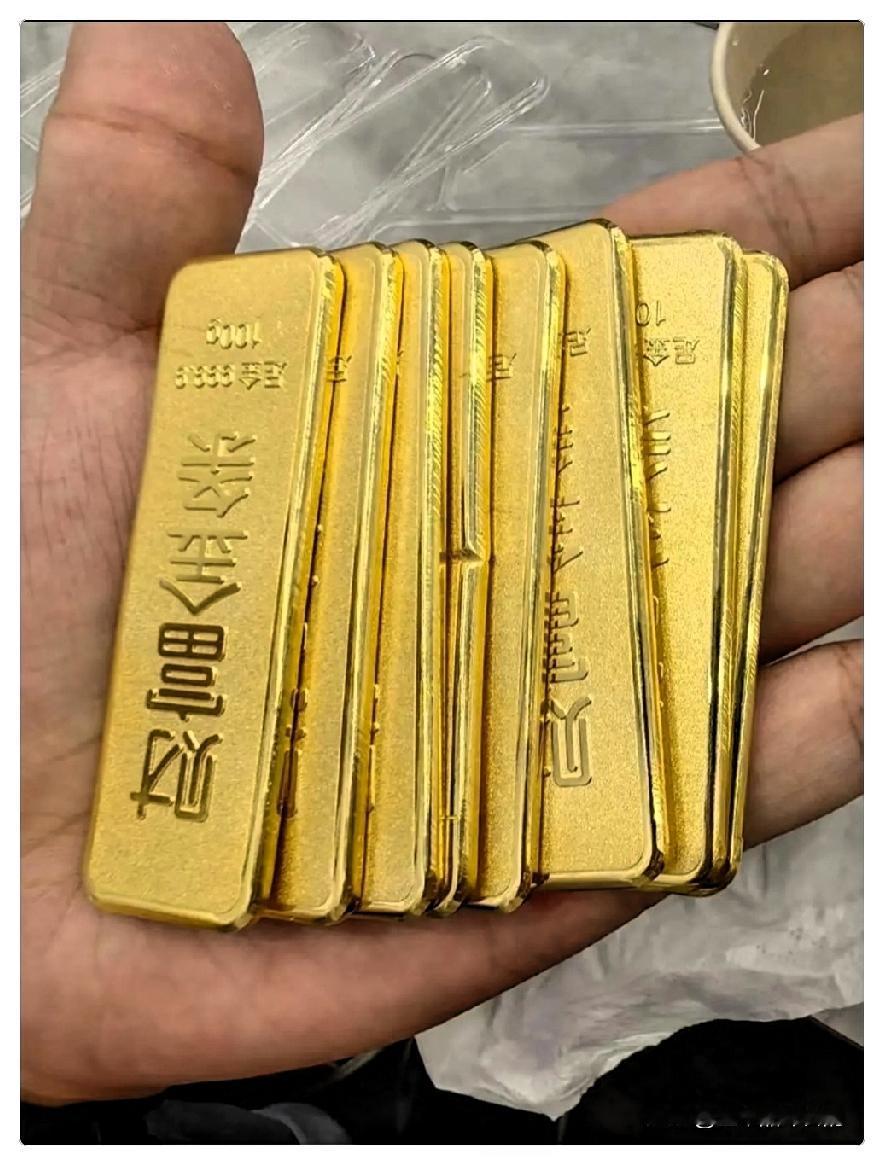 不管手里有没有黄金
奉劝各位这次一定要稳住了
特别是实物黄金，因为黄金

黄金这