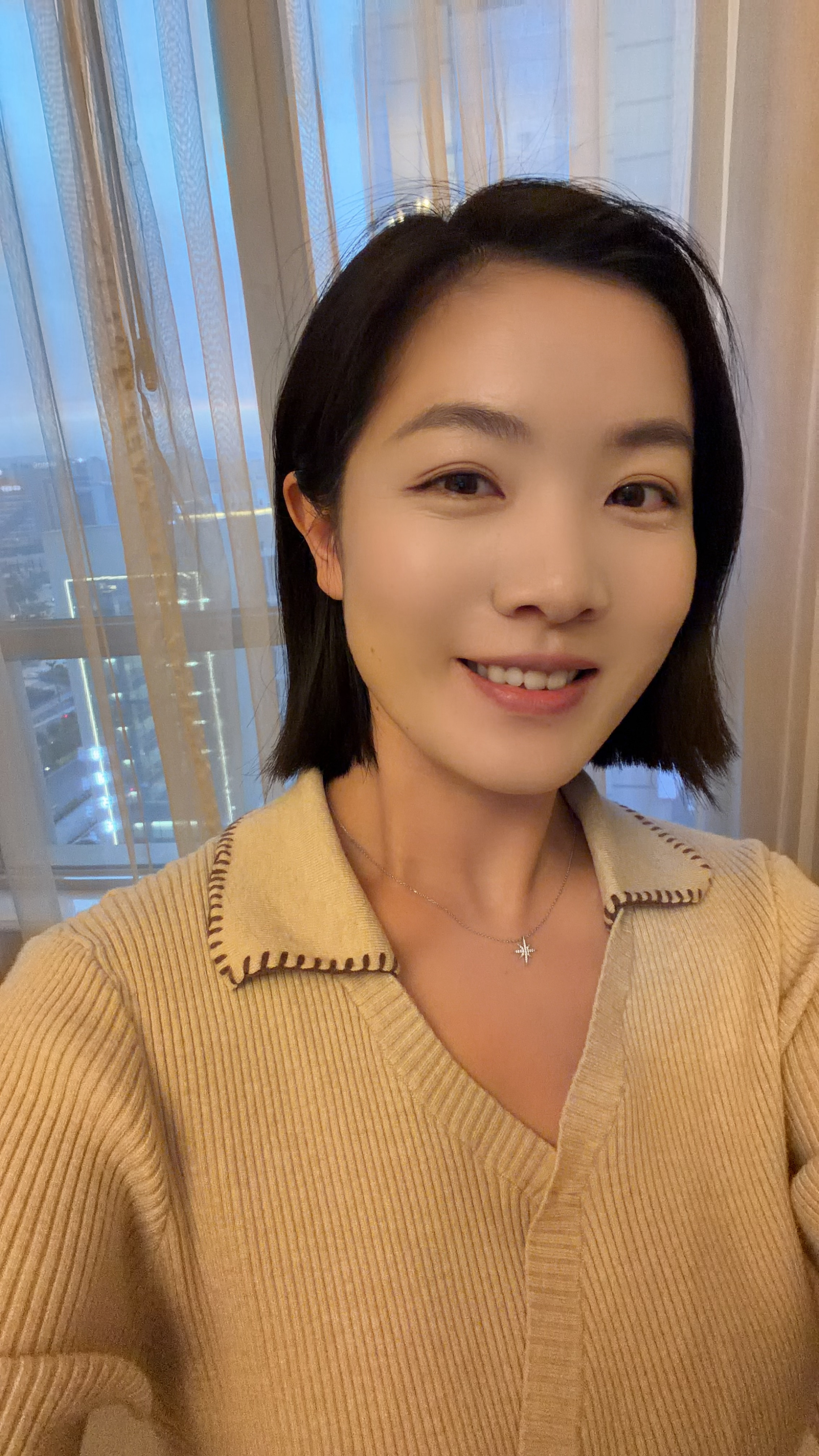 我就觉得哪里不太对劲晚上八点半了，窗外还亮着~明天早上出发，环青海湖自驾🤓期待