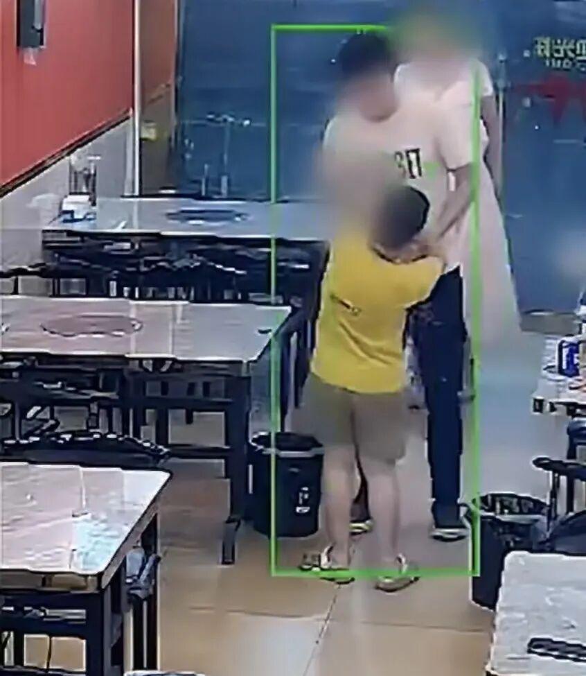 浙江台州，一餐馆熟客进店逗店主6岁儿子玩，孩子拿玩具随手指了他一下，直接被当众扇