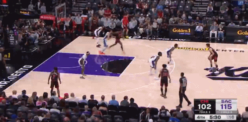 威少高高跃起拿下本场第10个篮板，顺利拿到本赛季第5个、生涯第208个三双！威少