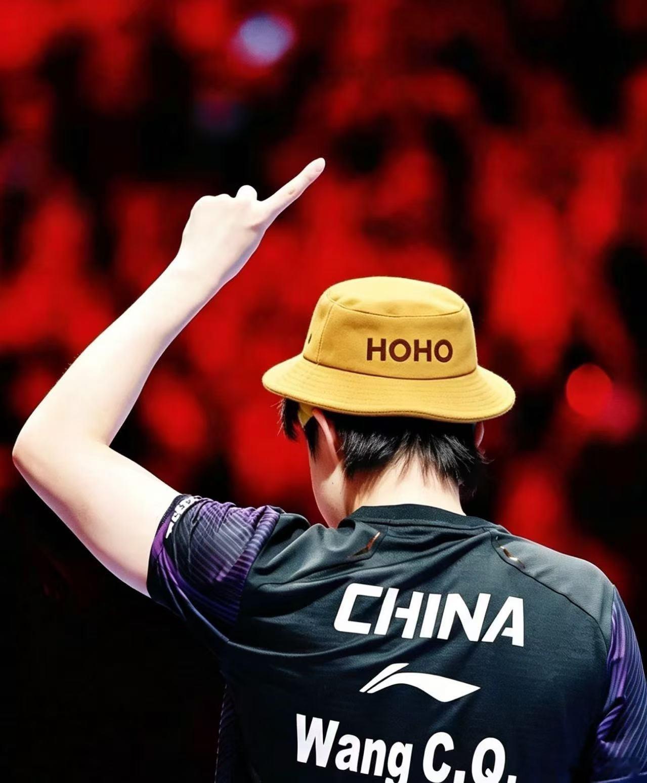 六一快乐是王楚钦的HOHO给的六一惊喜掉落！王楚钦亲手设计的HOHO换上新装扮了