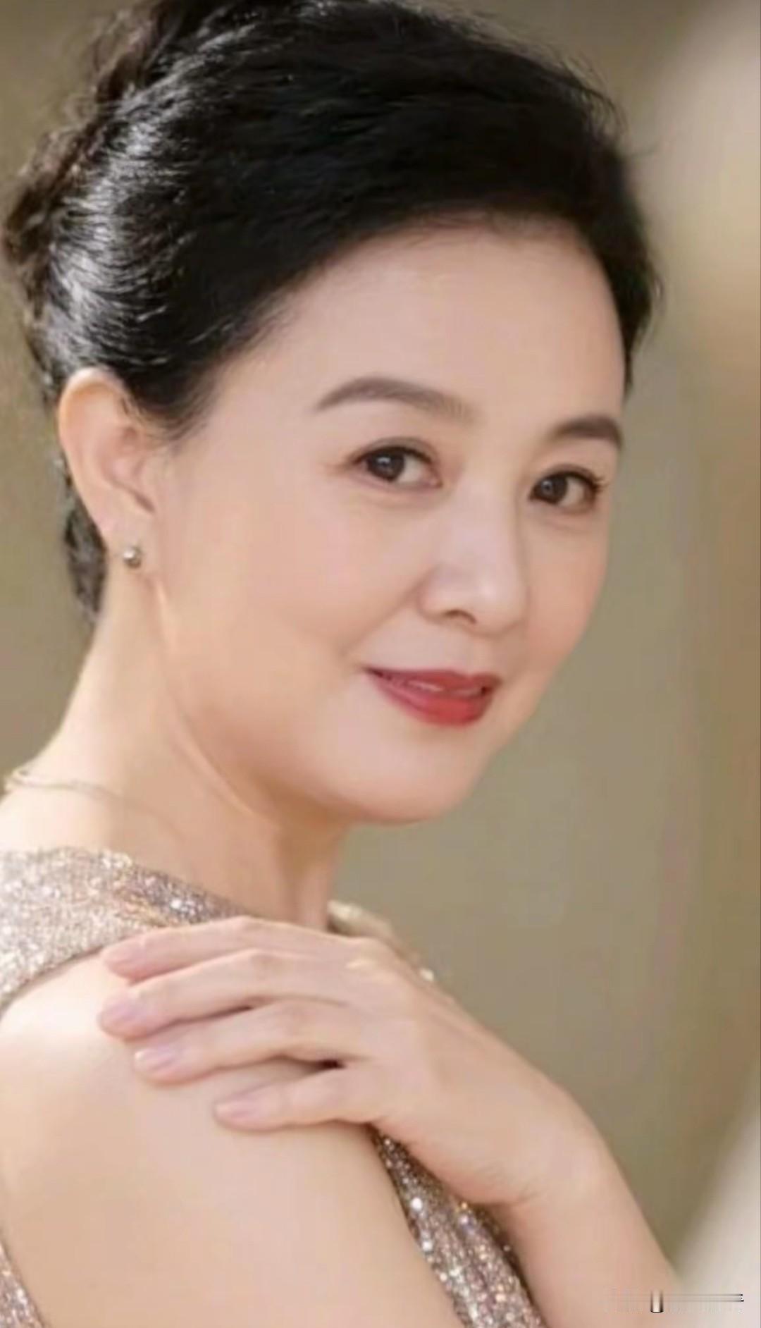 这是我五十五岁的媳妇，不久我们就要结婚了。其实无论她亲自给我戴上手表还是戒指，我