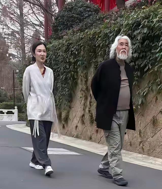 张纪中和夫人散步，夫妻生活就是彼此取悦对方