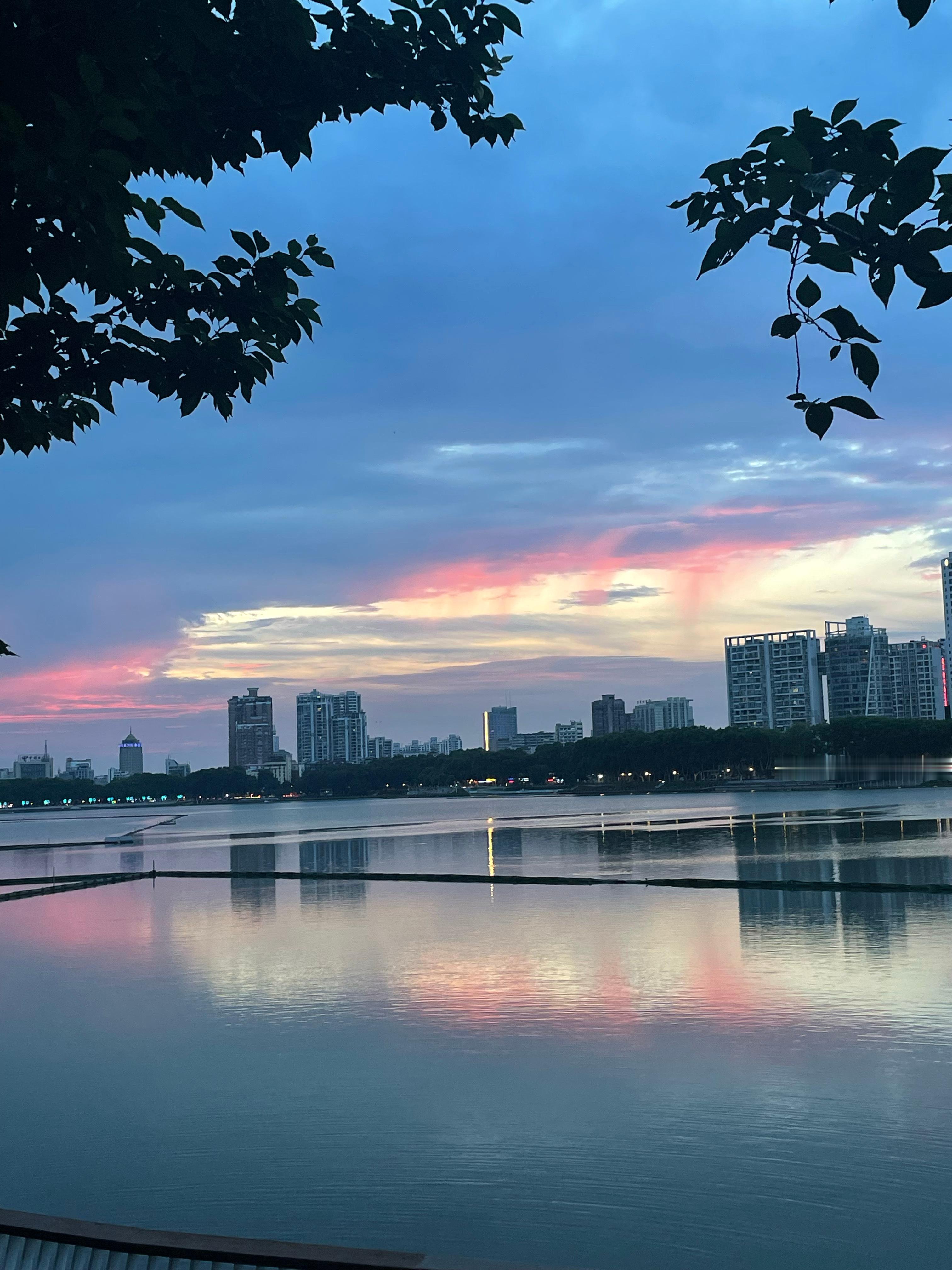 九江的天你是会自己加滤镜的   为什么后面会变成粉色的      就出现了一会就